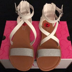 NEVER WORN GIRLS SANDALS SIZE 2